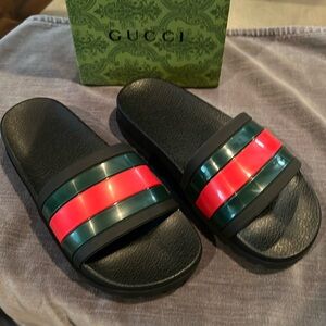 LIKE NEW GUCCI SLIDES💗💗💗